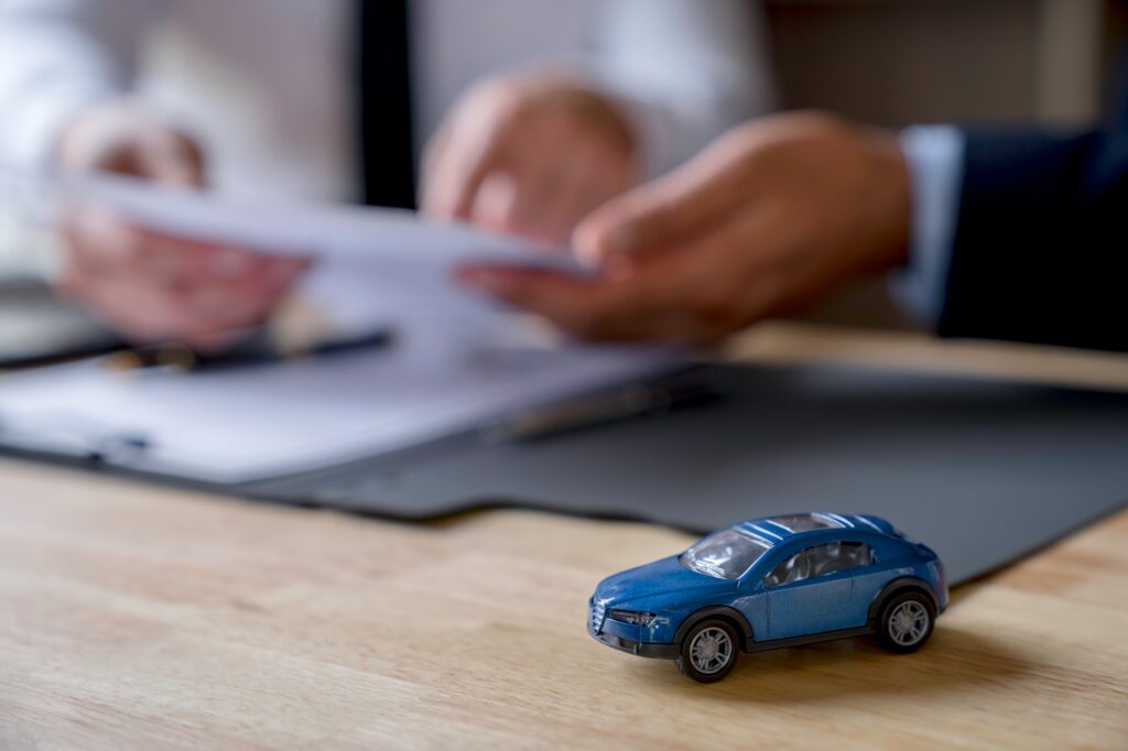 Insurance brokers are negotiating car insurance with customers, insurance, contracts.